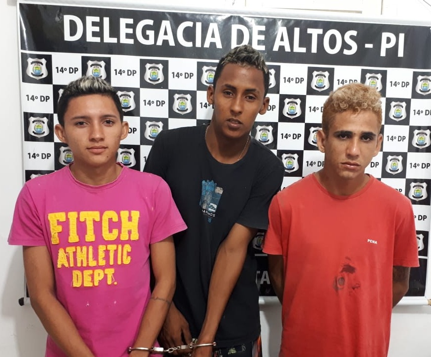 Polícia cumpre mandado e prende três no Bairro Ciana, em Altos
